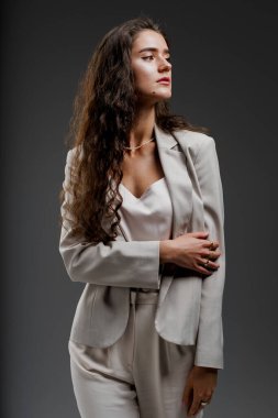 Fotostudio 'da klasik takım elbiseli muhteşem genç bir bayan. Moda, zarif ve seksi profesyonel model stüdyoda.