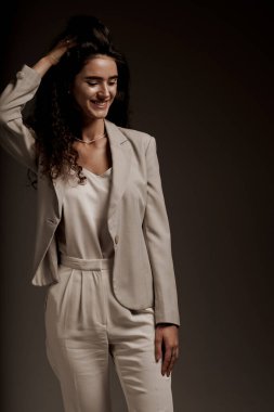 Fotostudio 'da klasik takım elbiseli muhteşem genç bir bayan. Moda, zarif ve seksi profesyonel model stüdyoda.