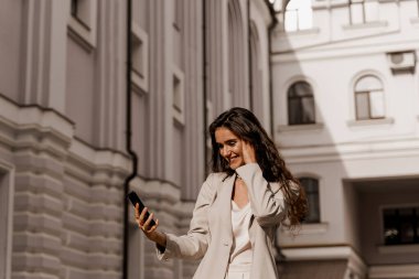 İş kadını çok para kazanacağı için heyecanlı. Telefonda başarılı bir kız izleyicisi ve çevrimiçi yarışmada ödül kazanmaktan mutlu..