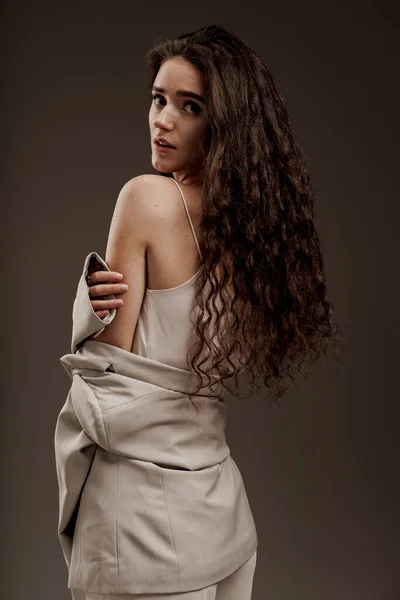 Приваблива Дівчина Кучерявим Волоссям Позує Комерційного Фотосесії Модна Елегантна Сексуальна — стокове фото