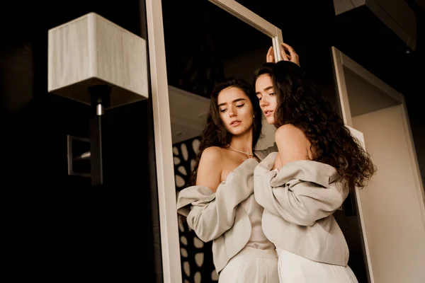여자가 거울에 자신의 모습을 있습니다 모델과 거울에 거울에 매력적 — 스톡 사진