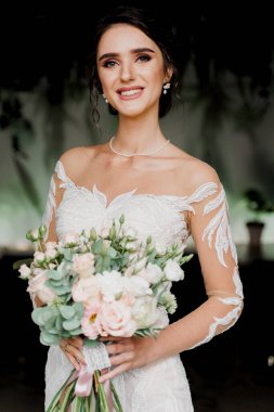 Gelinlik içinde yakın plan gelin ve kafede duvak. Düğün ajansı ve gelinlik salonu için sosyal ağların adresi