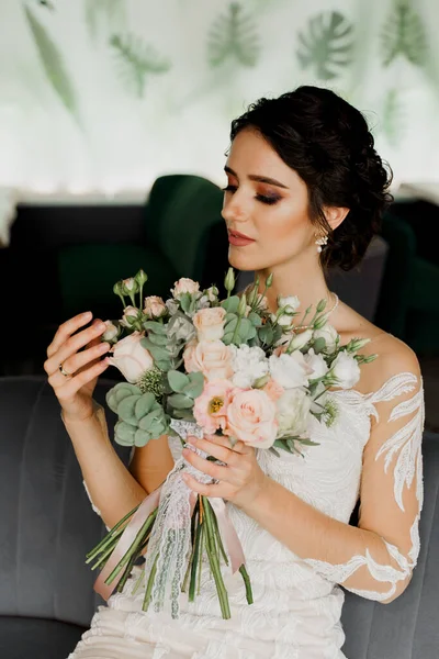 Pengantin Dalam Gaun Pengantin Dan Kursi Kerudung Pengantin Kursi Mode — Stok Foto