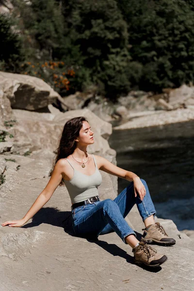 Chica Viajero Está Sentado Roca Cerca Cascada Mirando Hacia Viajando — Foto de Stock