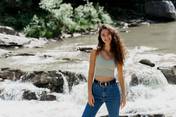 Водоспад Гірській Річці Дівчинка Подорожує Карпатських Горах Відчуває Свободу Каскадний — стокове фото