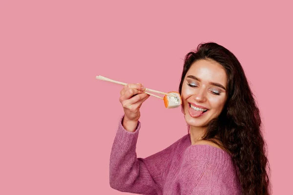 Chica Feliz Con Sushi Aislado Sobre Fondo Rosa Joven Está — Foto de Stock