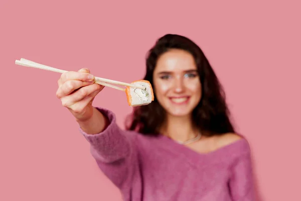 Gelukkig Meisje Geeft Sushi Aan Geïsoleerd Roze Achtergrond Jong Meisje — Stockfoto