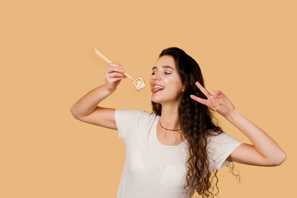 Chica Feliz Con Sushi Aislado Sobre Fondo Amarillo Joven Está — Foto de Stock