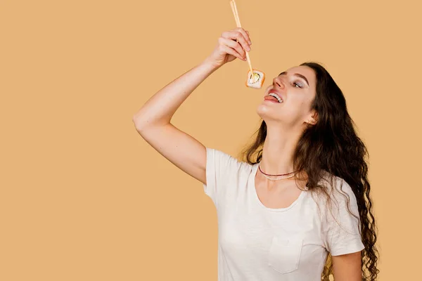 Chica Está Sosteniendo Sushi Por Palillos Con Ganas Comer Pedazo — Foto de Stock