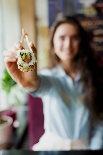 Happy Girl Daje Sushi Japońskiej Restauracji Młoda Dziewczyna Trzyma Sushi — Zdjęcie stockowe