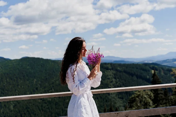 Attraktives Mädchen Mit Blumenstrauß Auf Dem Hintergrund Der Grünen Hügel — Stockfoto
