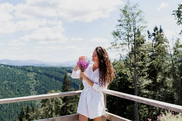 Attraktives Mädchen Mit Blumenstrauß Auf Dem Hintergrund Der Grünen Hügel — Stockfoto