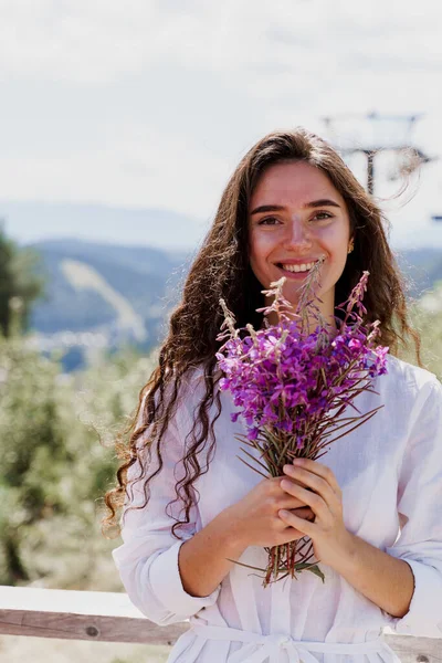 Lächelndes Mädchen Mit Blumen Porträt Eines Mädchens Mit Blumenstrauß Wald — Stockfoto