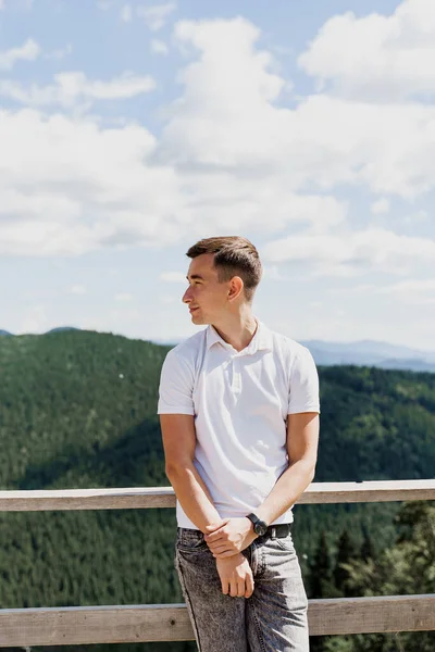 Homens Viajante Está Sorrindo Posando Fundo Colinas Verdes Anúncio Para — Fotografia de Stock