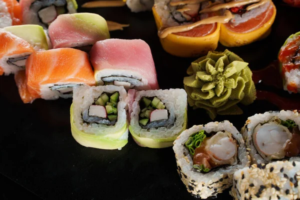 Sushi Ustawia Zbliżenie Czarnym Tle Tradycyjne Japońskie Owoce Morza Pyszna — Zdjęcie stockowe