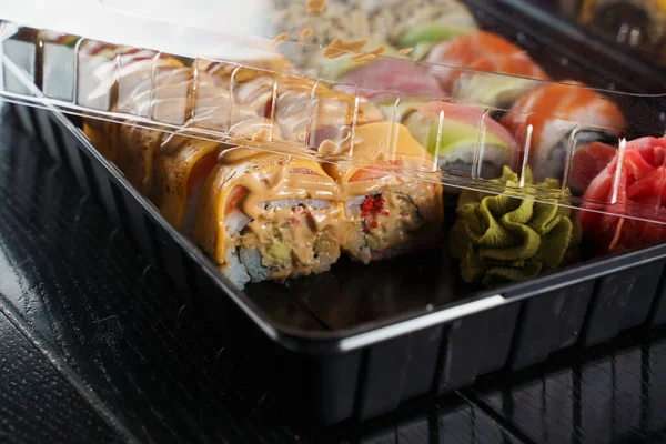 Servicio Entrega Comida Con Rollo Sushi Set Sushi Caja Sobre — Foto de Stock