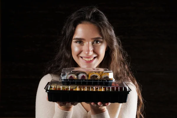 Sushi Set Caja Servicio Entrega Alimentos Saludables Mensajería Chica Con — Foto de Stock