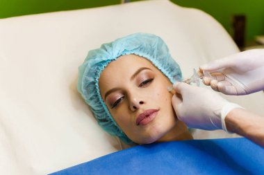 Elmacık kemiklerine dolgu. Burun, çene, elmacık kemikleri ve tapınakların hacmini ve şeklini düzeltmek için turne plastiği. Kozmetik yenileme yüz tedavisi. Klinikte estetik cerrahi