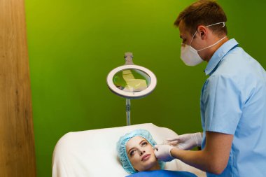 ?Burun, çene, elmacık kemikleri ve şakakların hacmini ve şeklini düzeltmek için turne plastiği. Elmacık kemiklerine dolgu. Kozmetik yenileme yüz tedavisi. Klinikte estetik cerrahi