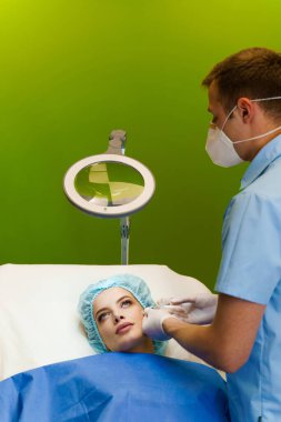 ?Burun, çene, elmacık kemikleri ve şakakların hacmini ve şeklini düzeltmek için turne plastiği. Elmacık kemiklerine dolgu. Kozmetik yenileme yüz tedavisi. Klinikte estetik cerrahi