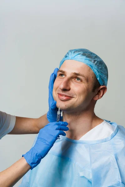 Erkekler Için Dudak Büyütme Ğne Yapmaya Çalışan Kız Öğrenci Tıbbi — Stok fotoğraf