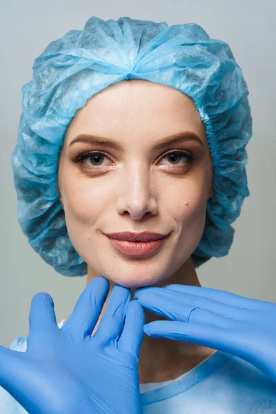Beyaz Arka Planda Estetik Cerraha Danışmanlık Kozmetik Yenileme Yüz Tedavisi — Stok fotoğraf
