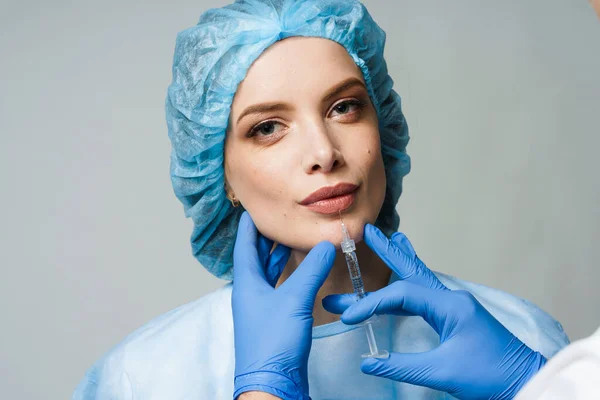 Lips Augmentatie Injecties Voor Aantrekkelijk Meisje Witte Achtergrond Plastisch Chirurg — Stockfoto