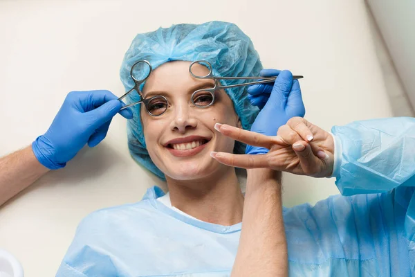 Beyaz Arka Planda Estetik Cerraha Danışmanlık Kozmetik Yenileme Yüz Tedavisi — Stok fotoğraf