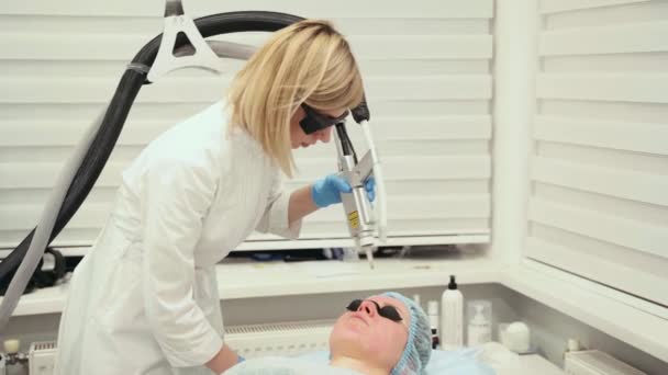 Fotoringiovanimento laser e peeling di carbonio di faccia per donna. Maschera nera. Dermatologia e cosmetologia. Utilizzando laser chirurgico. — Video Stock