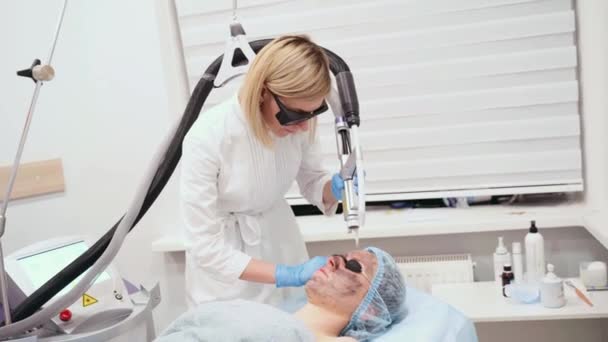Laser photorejuvenation και peeling άνθρακα του προσώπου για τη γυναίκα. Μαύρη μάσκα προσώπου. Δερματολογία και κοσμετολογία. Χρήση χειρουργικού λέιζερ. — Αρχείο Βίντεο