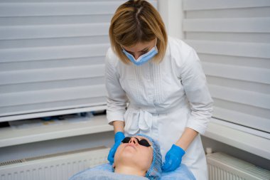 Kadınlar için lazer fotoregenasyon ve karbon soyma. Siyah yüz maskesi. Dermatoloji ve kozmetoloji. Cerrahi lazer kullanarak..