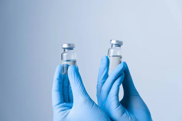 2コロナウイルスワクチンの用量 クローズアップCovid 19ワクチン 青い医療手袋保持薬の女性 — ストック写真