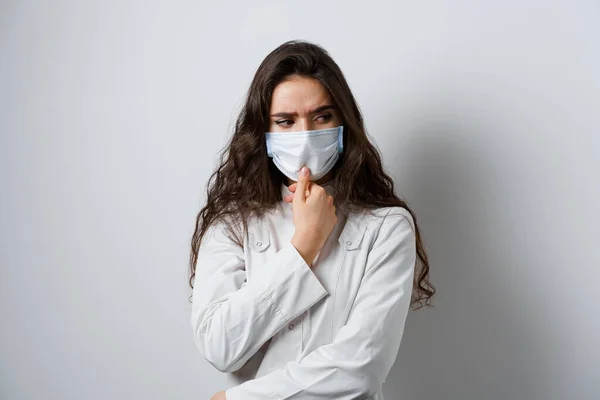 Doctor Pensando Duro Trabajo Durante Cuarentena Covid Trabajar Clínica Médica —  Fotos de Stock