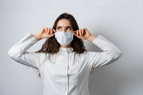 Doctor Wearing Medical Mask White Background Young Attractive Woman Medical — Stock Photo, Image