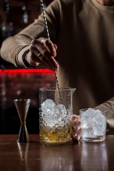 Barman Hace Cócteles Alcohol Mostrador Del Bar Barman Haciendo Cóctel —  Fotos de Stock