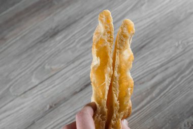 Pinsa romana ve scrocchiarella gurmesi için gübre gri ahşap arka planda İtalyan mutfağı. Geleneksel yemek. Pizzacıdan yemek teslimatı