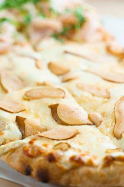 Armut, peynir ve jambonlu Pinsa Romana. Beyaz arka planda Scrocchiarella İtalyan mutfağı. Geleneksel yemeği tutuyorum. Pizzacıdan yemek teslimatı.