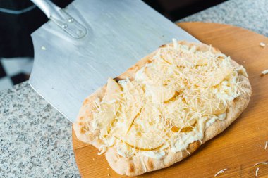 Şef armut, peynir ve jambonlu pinsa romana pişiriyor. Scrocchiarella gurme İtalyan mutfağı. Geleneksel yemek. Pizzacıdan yemek teslimatı.