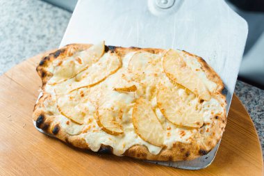 Şef armut, peynir ve jambonlu pinsa romana pişiriyor. Scrocchiarella gurme İtalyan mutfağı. Geleneksel yemek. Pizzacıdan yemek teslimatı.