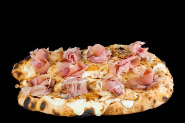 Armut, peynir ve siyah arka planda jambonlu scrocchiarella. Pinsa romana İtalyan mutfağı. Pizzacıdan yemek teslimatı. Abur cubur