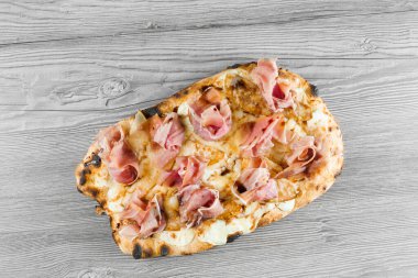 Armut, peynir ve ahşap kaplamalı jambonlu scrocchiarella. Pinsa romana İtalyan mutfağı. Pizzacıdan yemek teslimatı. Abur cubur