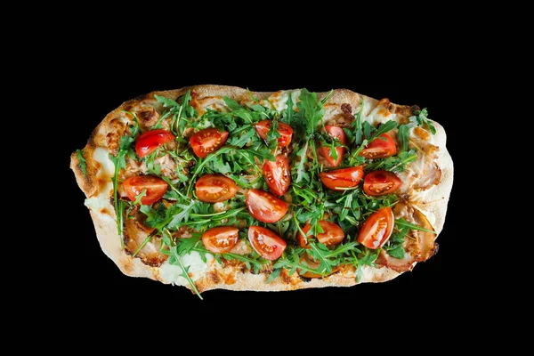 Siyah arka planda Pinsa romana İtalyan mutfağı. Scrocchiarella geleneksel yemeği. Pizzacıdan yemek teslimatı. Etli Pinsa, roka, domates, peynir..