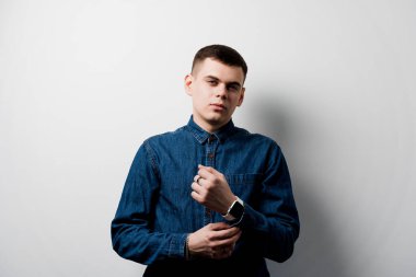 Beyaz arka planda kendine güvenen bir iş adamı. Evde çevrimiçi çalışıyor.