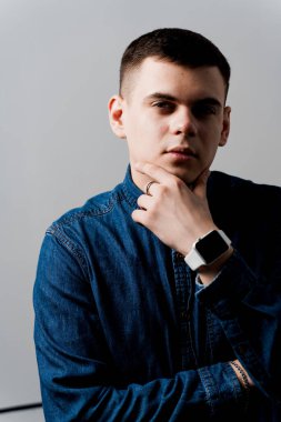 Beyaz arka planda kendine güvenen bir iş adamı. Evde çevrimiçi çalışıyor.