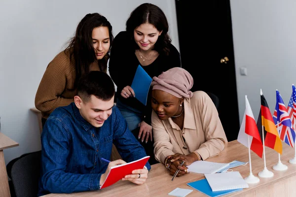 English Class Study Students Diffent Countries Poland Germany Usa Teamwork — Stock Photo, Image