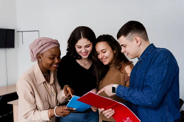 English Class Study Students Diffent Countries Poland Germany Usa Teamwork — Stock Photo, Image