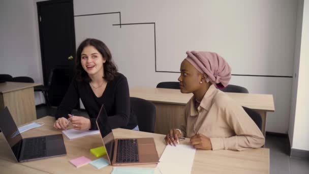 Privé-studie van een buitenlandse school met een schoolmeisje. Leraar uitleggen grammatica van de moedertaal met behulp van laptop. Voordoen om examen te doen met de tutor. Engelse, Britse, Duitse en Poolse vlaggen vooraan. — Stockvideo