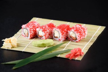 Avokado, salatalık, karides ve havyarlı taze Japon suşisi.