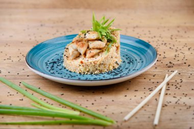 Çin usulü kızarmış pilav, üstünde chiken ve taze soğan.