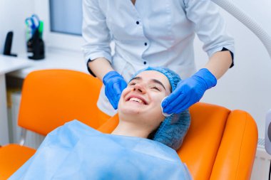 Spa prosedürü. Yüz masajı ve krem sürme. Kozmetik cilt bakımı